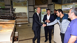 BAŞKAN OKAY VEZİRHOCA BULVARINDA ESNAFLA BİR ARAYA GELDİ