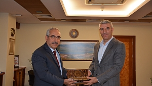 REKTÖR DEVECİ,  KATILDIĞI TURNUVALARDAN BİRİNCİLİKLE DÖNEN MİLLİ TENİSÇİ MEHMET TORAMAN’I TEBRİK ETTİ