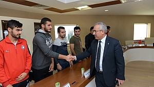 1. LİGE YÜKSELEN KSÜ ERKEK FUTBOL TAKIMI, REKTÖR DEVECİ’Yİ ZİYARET ETTİ