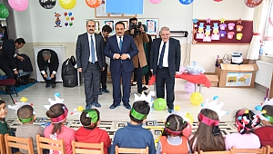 HANEFİ MAHÇİÇEK '' ŞİMDİ OKUMA ZAMANI'' DİYEREK ÖĞRENCİLERE KARNE DAĞITIMINDA KİTAP HEDİYE ETTİ