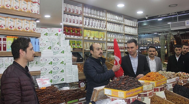 ÜLKÜ OCAKLARI KAHRAMANMARAŞ’TA ESNAFA TÜRK BAYRAĞI DAĞITTI