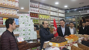 ÜLKÜ OCAKLARI KAHRAMANMARAŞ’TA ESNAFA TÜRK BAYRAĞI DAĞITTI