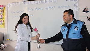 EKİNÖZÜ BELEDİYESİ'NDEN KADINLARA JEST 2 BİN KARANFİL