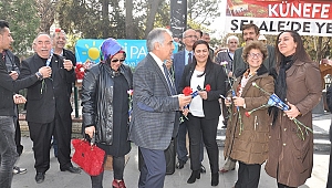 İYİ PARTİ, KADINLAR İÇİN KARANFİL DAĞITTI