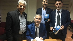 AHMET SANDAL YENİ KİTABINDA “BAŞKA ŞİİR” DEDİ