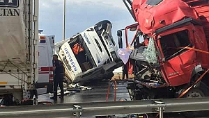 NARLI 'DA ZİNCİRLEME TRAFİK KAZASI: 16 YARALI, 2 ÖLÜ