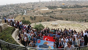 ÜNİVERSİTEMİZ REKTÖRÜ PROF. DR. NİYAZİ CAN, ÖĞRENCİMİZ ARZU AKSU’YU ÖDÜLLENDİRDİ
