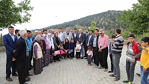 AK Parti Celalettin Güvenç'le Çağlayancerit'e çıkarma yaptı