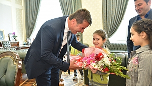 BAŞKAN OKUMUŞ; KOLTUĞUNU MİNİK ÖĞRENCİLERE DEVRETTİ