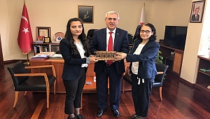 Üniversitemiz Rektörü Prof. Dr. Niyazi Can, Öğrencimiz Arzu Aksu’yu Ödüllendirdi