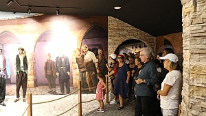 YERLİ TURİSTLER PANORAMA MÜZESİNE HAYRAN KALDI
