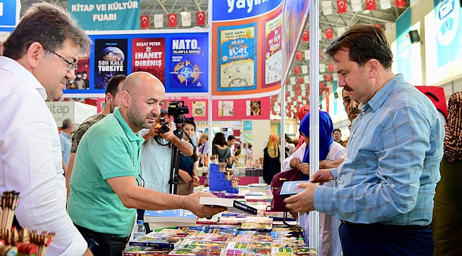 BAŞKAN ERKOÇ KİTAP FUARINDA İLGİ ODAĞI OLDU