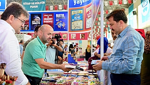 BAŞKAN ERKOÇ KİTAP FUARINDA İLGİ ODAĞI OLDU