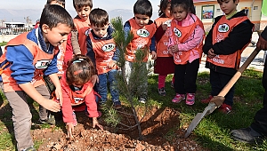 MİNİK ELLER FİDANLARI TOPRAKLA BULUŞTURDU