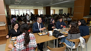 REKTÖR CAN, ÖĞRENCİLERLE YEMEKTE BİR ARAYA GELDİ