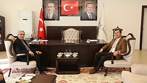 ÜNİVERSİTEMİZ REKTÖRÜ CAN, PAZARCIK KAYMAKAMI NAS VE BELEDİYE BAŞKANI BOZDAĞ’I ZİYARET ETTİ