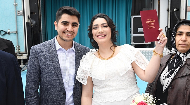 MAHÇİÇEK DÜNYANIN MUTLULUĞUNA ORTAK OLDU