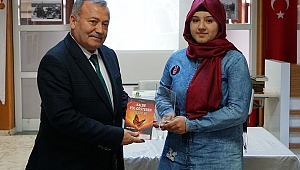 KİTAP OKUYANLARA HEDİYELERİ VERİLDİ