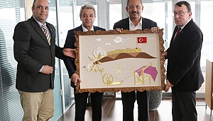 MEHMETÇİK VAKFI'NDAN M. HANEFİ ÖKSÜZ'E PLAKET