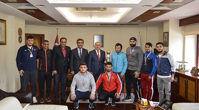 ÜNİVERSİTELERARASI TÜRKİYE ŞAMPİYONASINDAN 6 MADALYA İLE DÖNEN KSÜ GÜREŞ TAKIMI REKTÖR CAN’I ZİYARET ETTİ
