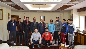 ÜNİVERSİTELERARASI TÜRKİYE ŞAMPİYONASINDAN 6 MADALYA İLE DÖNEN KSÜ GÜREŞ TAKIMI REKTÖR CAN’I ZİYARET ETTİ