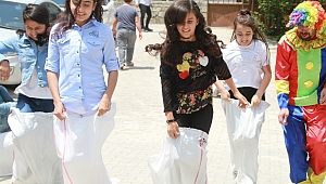 BİR TEBESSÜME DEĞER TOPLULUĞU’NDAN ÇOCUKLARA KARNE HEDİYESİ