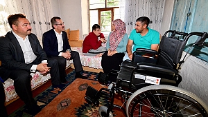 BÜYÜKŞEHİR’DEN İHTİYAÇ SAHİPLERİNE DÖRT ADET TEKERLEKLİ SANDALYE