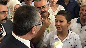BAŞKAN GÜNGÖR'DEN DÜĞÜNE TAKI YERİNE DONDURMA
