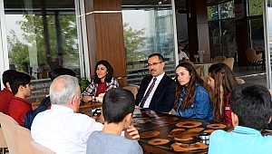 BAŞKAN GÜNGÖR ÖĞRENCİLERLE BİR ARADA