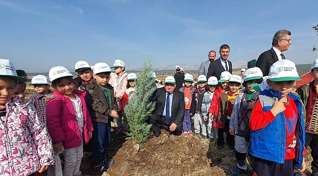 İL MÜDÜRÜ CEMAL YILMAZ İLE MARAŞ MİLLİ EĞİTİM CAMİASI BİNLERCE FİDANI GELECEĞE NEFES PROJESİ KAPSAMINDA TOPRAKLA BULUŞTURDU