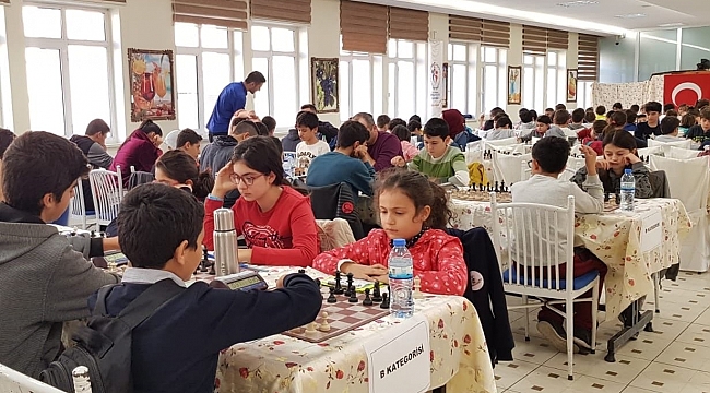 REKTÖR CAN, 24 KASIM ÖĞRETMEN GÜNÜ SATRANÇ TURNUVASI ÖDÜL TÖRENİNE KATILDI