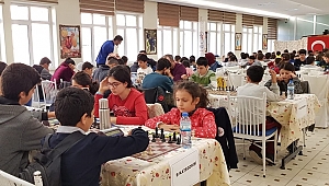 REKTÖR CAN, 24 KASIM ÖĞRETMEN GÜNÜ SATRANÇ TURNUVASI ÖDÜL TÖRENİNE KATILDI