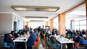 BAŞKAN MAHÇİÇEK, ÇALIŞAN GAZETECİLERLE BİR ARADA