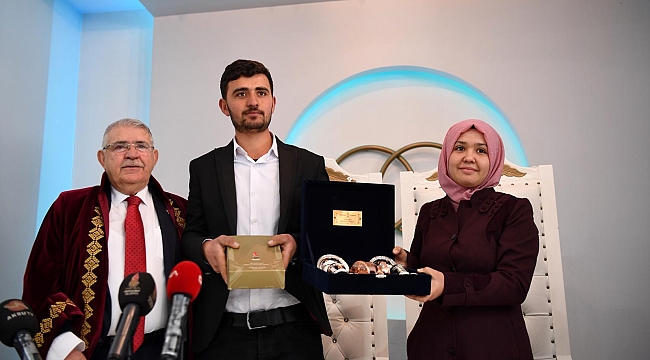 BAŞKAN MAHÇİÇEK, 14 ŞUBAT’TA SEVENLERİ KAVUŞTURDU