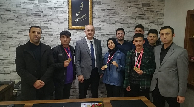 ŞAMPİYON ÖĞRENCİLER'DEN AYDOĞAN’A ZİYARET