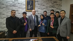 ŞAMPİYON ÖĞRENCİLER'DEN AYDOĞAN’A ZİYARET