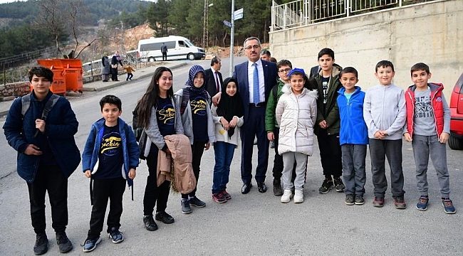 BAŞKAN GÜNGÖR'E ÇOCUKLARDAN BÜYÜK İLGİ.