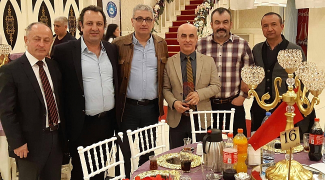 DUAYEN EĞİTİMCİ METİN SAĞIR PLAKETİNİ TÜRK EĞİTİM SEN GENEL BAŞKANI TALİP GEYLAN'DAN ALDI