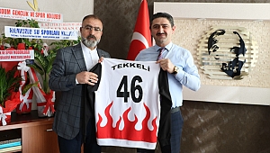 İl Müdürü Boz'dan Tekkeli Gülmezoğlu'na Eşofman
