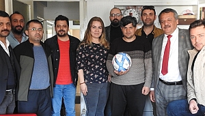 Miyabb’tan spor yazarına duygulandıran futbol toplu doğum günü sürprizi