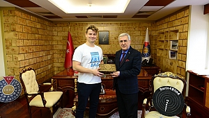 REKTÖR CAN, DARTS4BLIND PROJESİ KAPSAMINDA ÜNİVERSİTEMİZE GELEN MACARİSTAN VE HIRVATİSTAN TEMSİLCİLERİNİ REKTÖRLÜK MAKAMINDA KABUL ETTİ