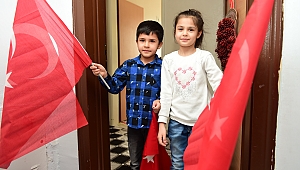 23 NİSAN’IN COŞKUSU BALKONLARA SIĞDI
