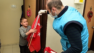 BAŞKAN OKAY, MİNİK ÖĞRENCİNİN BAYRAK İSTEĞİNİ KIRMADI