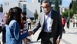 BAŞKAN GÜNGÖR’DEN ÇOCUKLARA DONDURMA