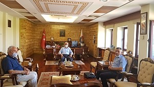 EĞİTİMCİ-YAZAR VEHBİ VAKKASOĞLU VE İŞADAMI SERDAR TEMİZ, ÜNİVERSİTEMİZ REKTÖRÜ PROF. DR. NİYAZİ CAN’I ZİYARET ETTİ