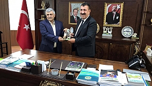 ÜYESİNİN VE ÜRETİCİSİNİN HİZMETİNDE OLAN VAKKAS KUZU'YA GENEL BAŞKAN NİHAT ÇELİK'TEN BAŞARI PLAKETİ