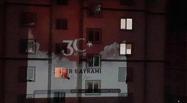 KAHRAMANMARAŞ’TA 30 AĞUSTOS BALKONLARDA KUTLANDI