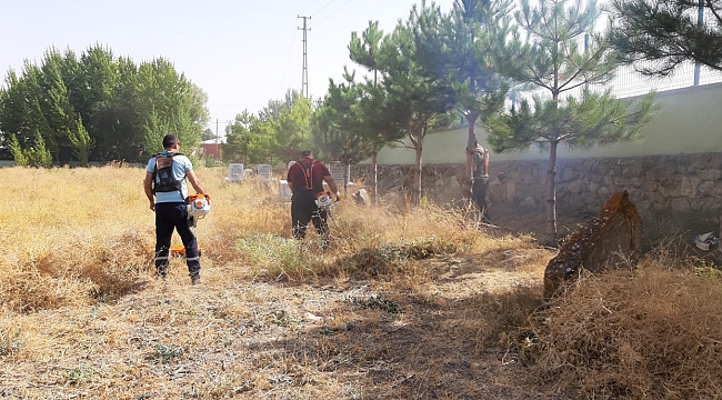 MEZARLIKLARIN BAKIMI YAPILIYOR