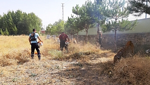 MEZARLIKLARIN BAKIMI YAPILIYOR