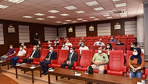 VALİ COŞKUN, KADINA YÖNELİK ŞİDDETLE MÜCADELE KAPSAMINDA MUHTARLARLA BİR ARAYA GELDİ
